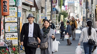 Man och kvinna ute i Japan