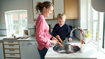 kvinna som lagar mat med sin son
