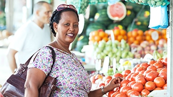 kvinna som köper grönsaker
