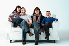 Familj sitter i vit soffa