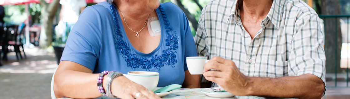 Man och kvinna dricker kaffe