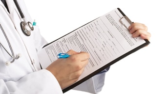 Läkare fyller i formulär