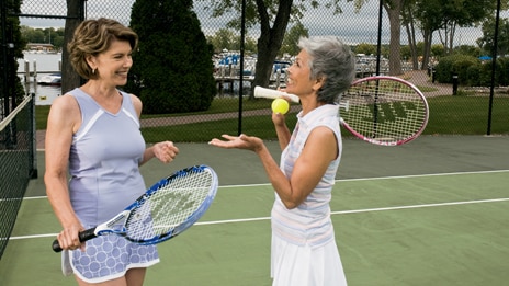 Två kvinnor spelar tennis