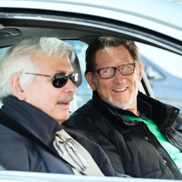 Hans med vän kör bil