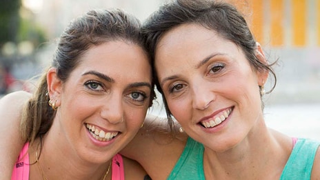 Två kvinnor ler - Coloplast Care 