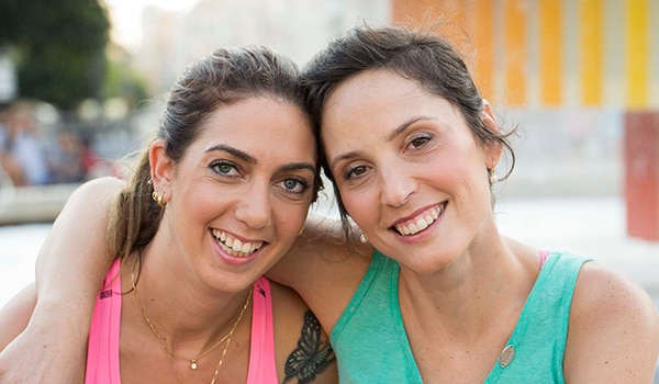 Två kvinnor ler - Coloplast assistans