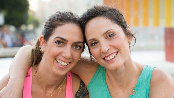 Två kvinnor ler - Coloplast Care 