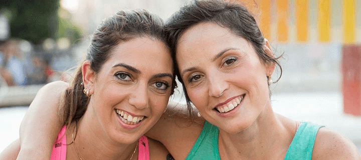 Två kvinnor ler - Coloplast assistans