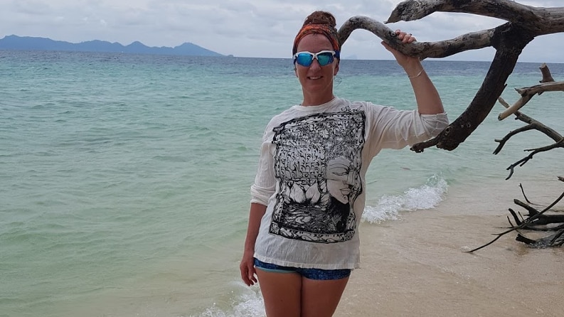Karin Ersson Josefsson på stranden i Thailand