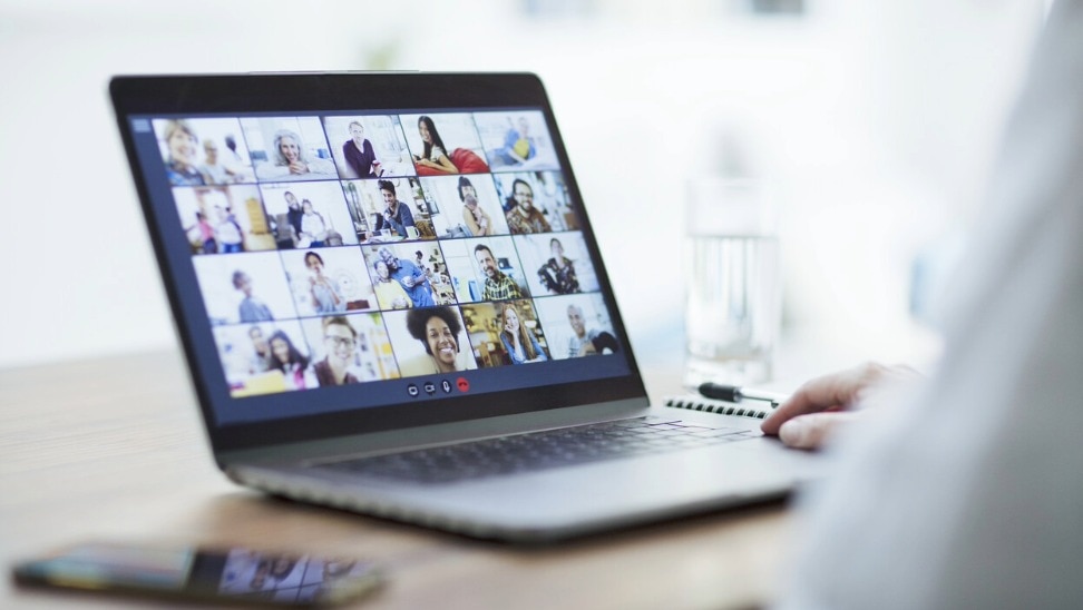 Dator med onlinemöte mellan kollegor