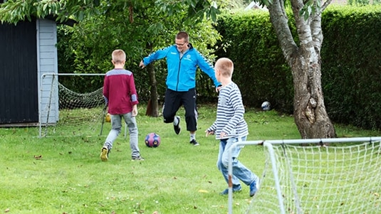 Sören spelar fotboll med sina söner
